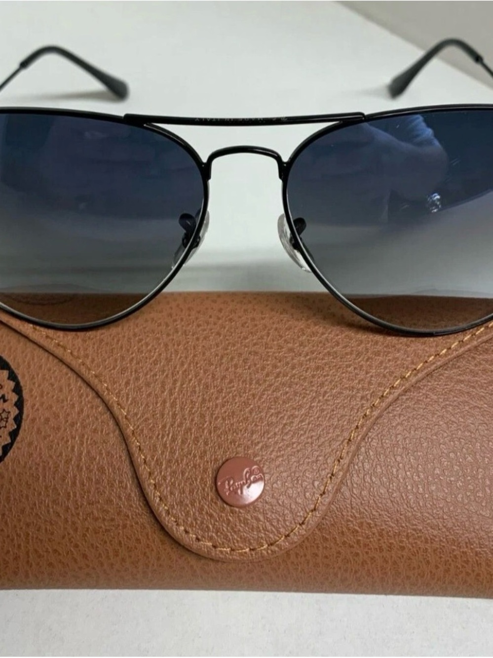 NWOT Ray-Ban Aviators RB3025 Black Frame with Blue Gradient Lenses